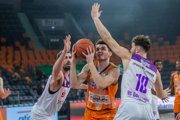 年轻锋线的 年轻锋线的