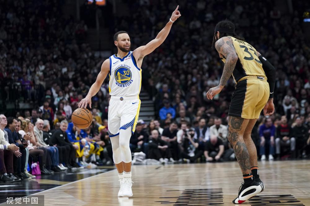 不少球迷在 不少球迷在